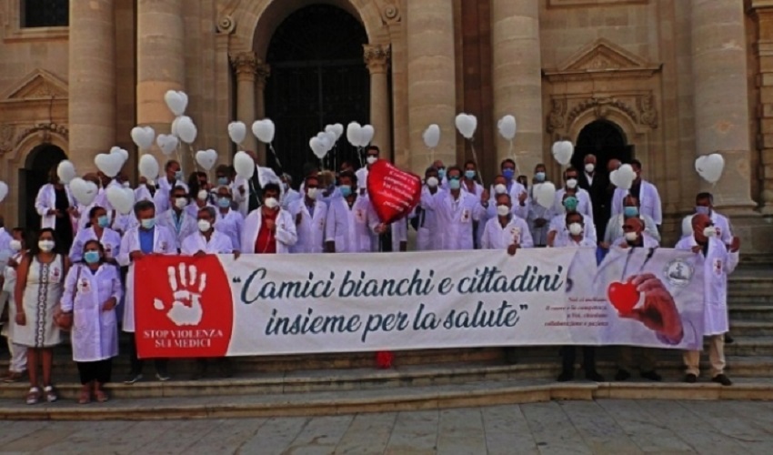 Manifestazione dei medici siracusani contro la violenza sui camici bianchi. Madeddu: "Martedì saremo anche dal Prefetto"