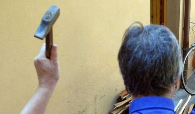 Armato di martello minaccia un vicino di casa: 44enne denunciato