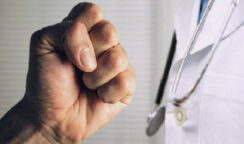 Aggressione al medico a Portopalo, l'Ordine organizza una “Manifestazione silente di camici bianchi”