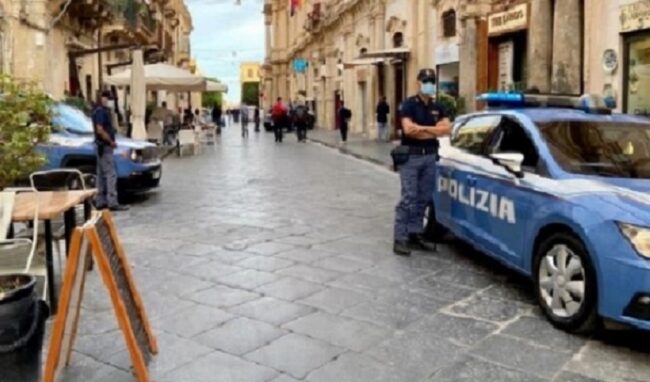 Ruba gli oggetti di arredo dei tavolini di un bar: denunciato 57enne