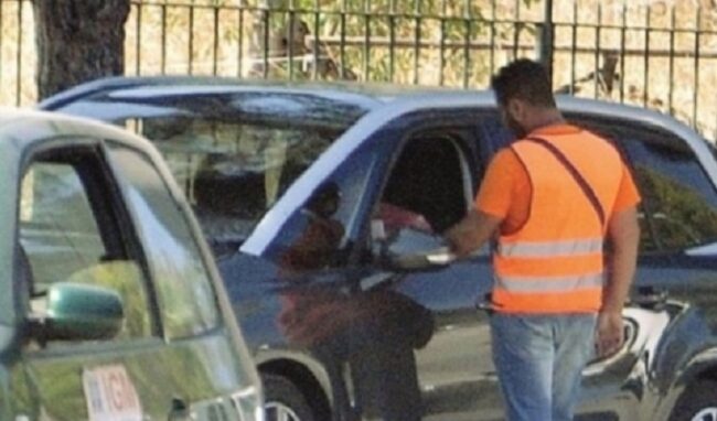 Parcheggiatori abusivi nel mirino della Polizia municipale: un altro sanzionato