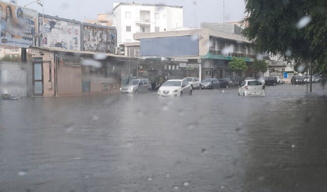 Bomba d'acqua su Siracusa, bastano 15 minuti per allagare le strade