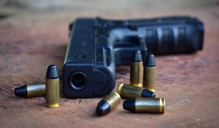 Nasconde in casa una pistola modificata e munizioni: 58enne in manette