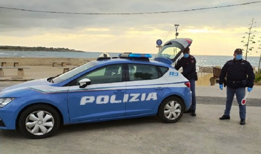 In auto un coltello, un manganello e una mazza da baseball: 21enne di Avola denunciato