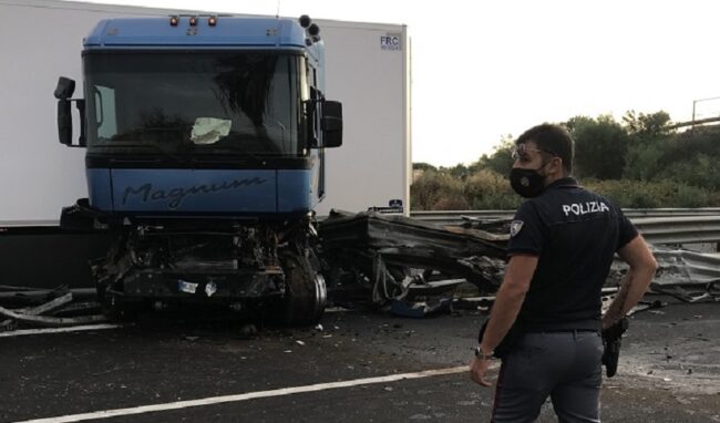 Tir incastrato nel guard rail, riaperto il tratto autostradale tra gli svincoli di Siracusa Sud e Nord