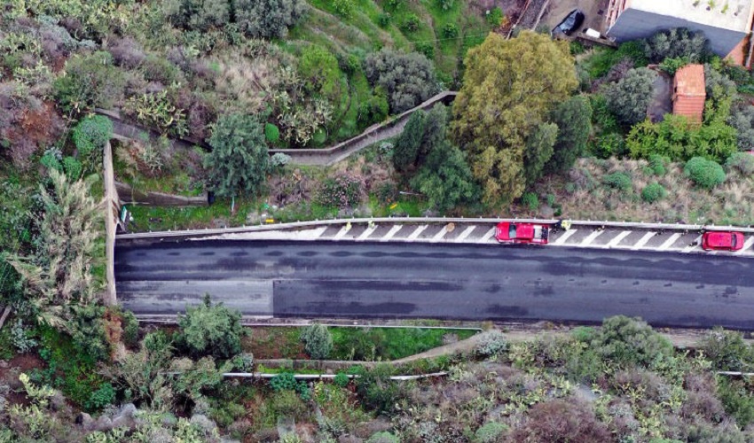 Chiusura di un tratto autostradale della A18 per la caduta di un masso