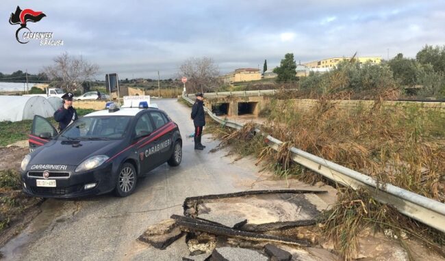 Maltempo, i Carabinieri in soccorso di famiglie isolate e automobilisti in panne a Lentini e Francofonte