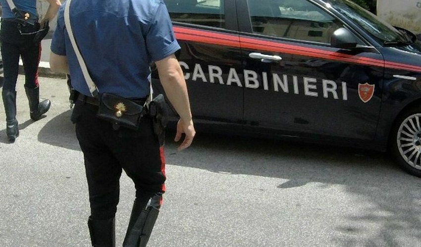 Sale sul tetto di una comunità di recupero e minaccia il suicidio: 24enne salvato dai Carabinieri