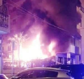 Incendio nella veranda esterna di un locale in via Tisia. Evacuato l'intero palazzo