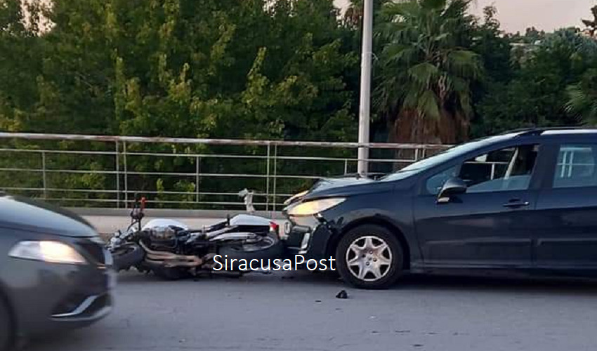 Incidente in viale Paolo Orsi: coinvolte 2 auto e una moto