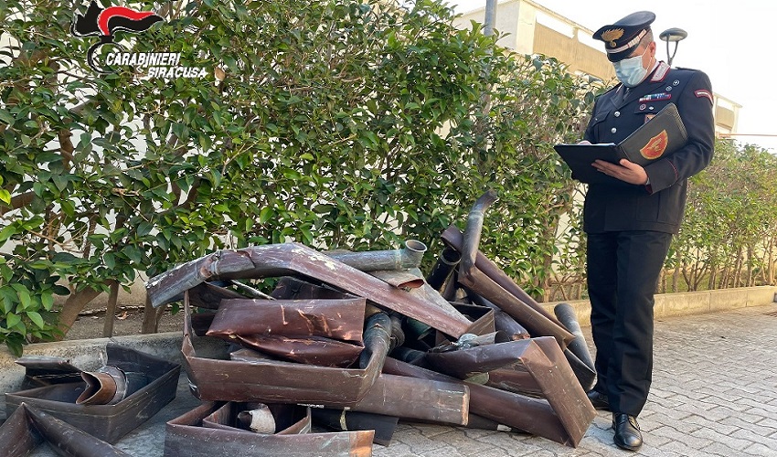 Furto di grondaie in rame da edifici del centro storico a Noto: 4 denunciati