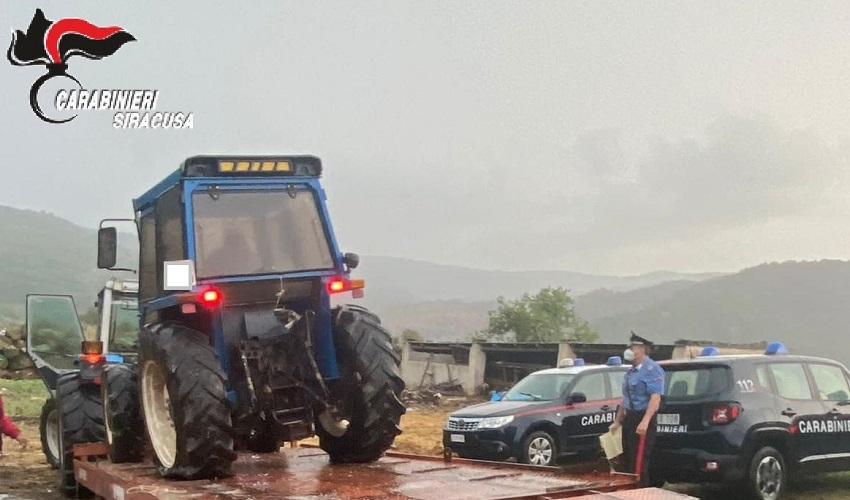 Nascondevano un trattore rubato nella loro masseria: denunciati 2 allevatori di Buccheri