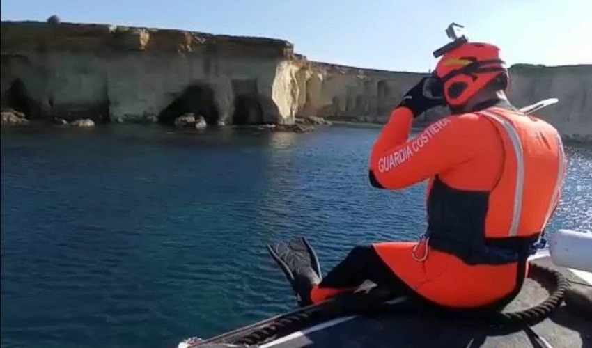 Cane cade in acqua dalla scogliera del Plemmirio, recuperato da rescue swimmer