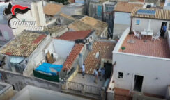 Si disfa di una borsa con 2 pistole lanciandola su un terrazzo vicino: arrestato 35enne in Ortigia