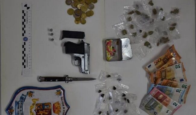 In possesso di droga, soldi e di una pistola: arrestati 2 siracusani