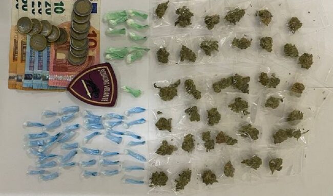 In possesso di 88 dosi tra cocaina e marijuana, 31enne arrestato in via Santi Amato