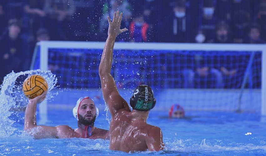 L'Ortigia vince di misura sulla Nuoto Catania e rimane in testa alla classifica