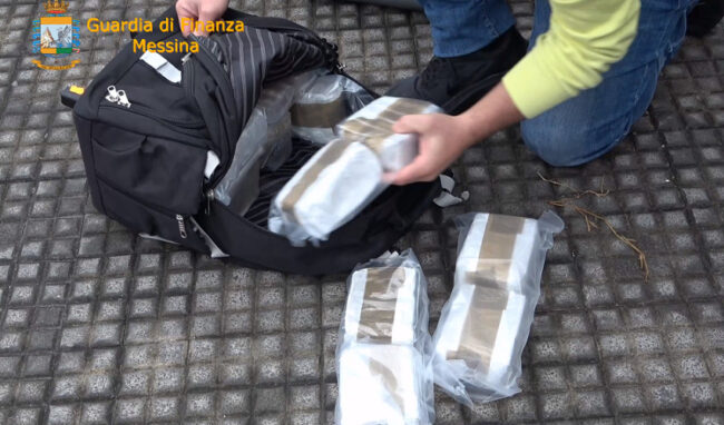 Sequestrati 10 chili di hashish a Messina. Corriere in manette