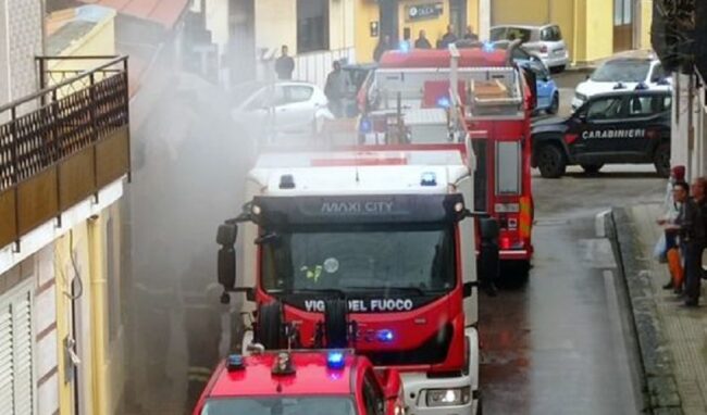 Incendio in una tabaccheria a Belvedere: sul posto i vigili del fuoco