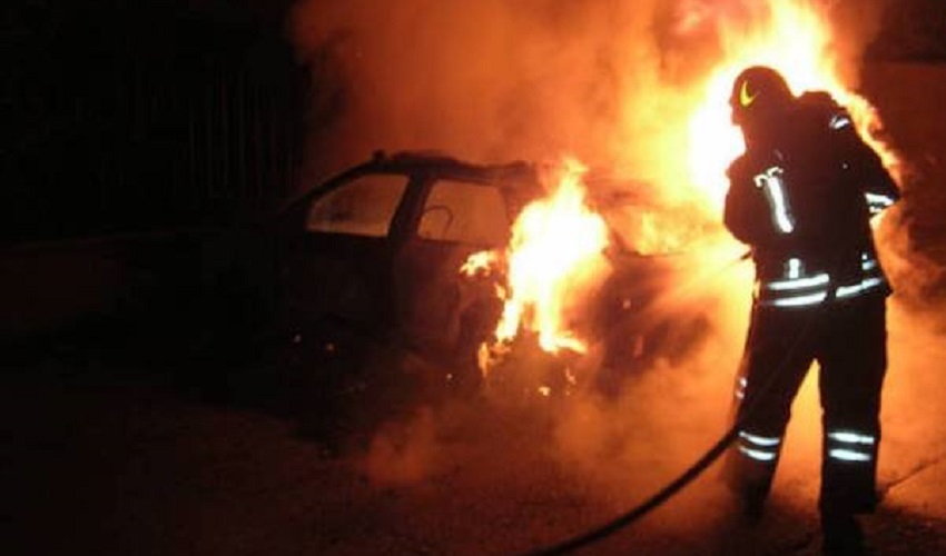 Due auto a fuoco a Francofonte: arrestato 49enne
