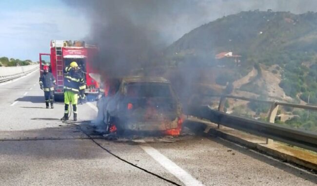 Auto distrutta da un incendio sulla A20 Messina-Palermo