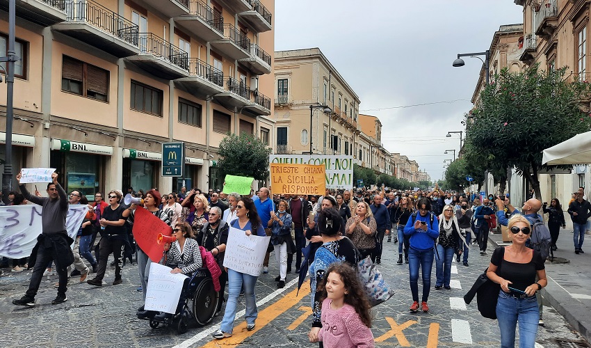Manifestazione "No green pass" a Siracusa: corteo dal Pantheon a piazza Pancali