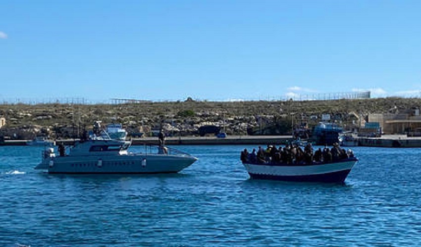 Migranti, 14 sbarchi a Lampedusa