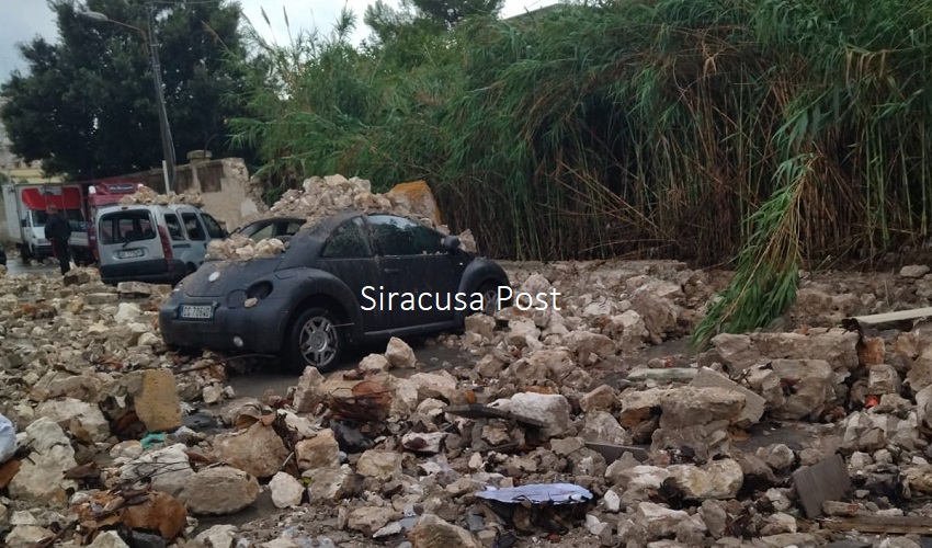 Crolla il muro di recinzione posteriore della Casa di riposo Madonna delle Grazie