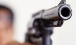 Minacce di morte alla ex moglie e in casa gli trovano una pistola: 40enne denunciato