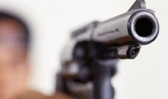 Minaccia un condomino con una pistola giocattolo: 50enne denunciato