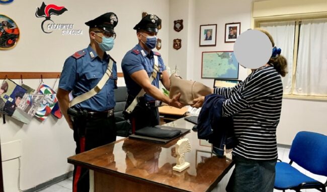 Scippo in centro a Siracusa: arrestato 30enne e borsa restituita alla vittima