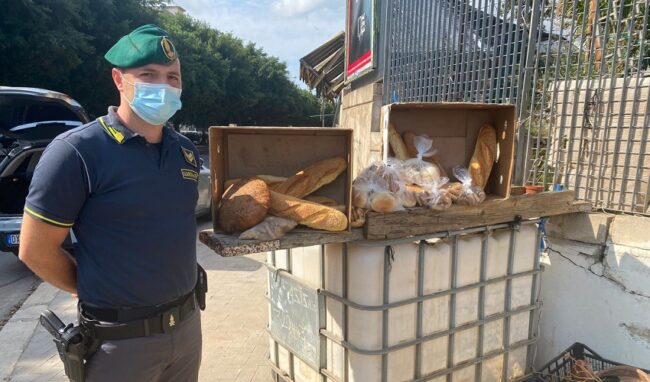 Sequestrati a Palermo 40 Kg di pane e biscotti venduti in strada