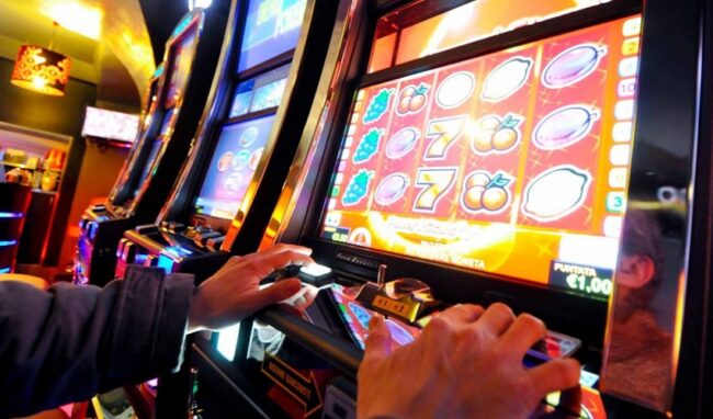 Evade i domiciliari per andare a giocare alle slot machine: 42enne arrestato