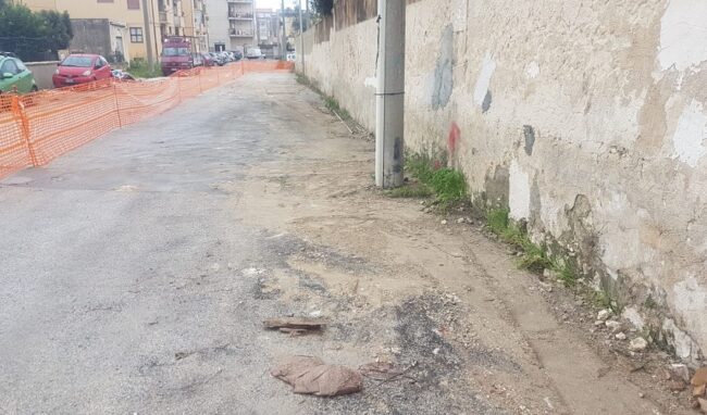 Crollo del muro in via Calabria, rimozione dei detriti