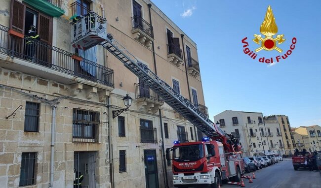 Crollo di elementi lapidei da un balcone in Ortigia