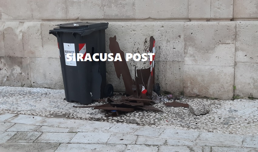 Esplosione di un petardo in un mastello per i rifiuti in via dei Mergulensi