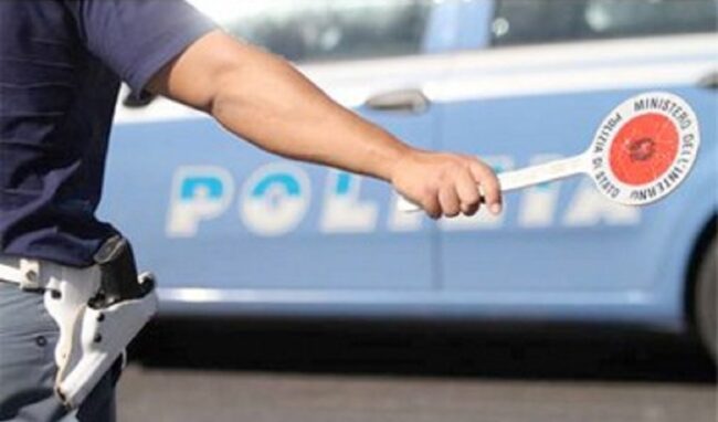 Non si ferma all'alt della Polizia, 16enne denunciato