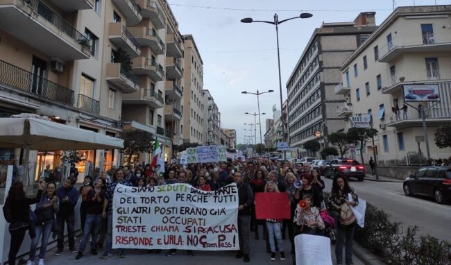 Il popolo "No green pass" attraversa per la seconda volta in corteo Siracusa