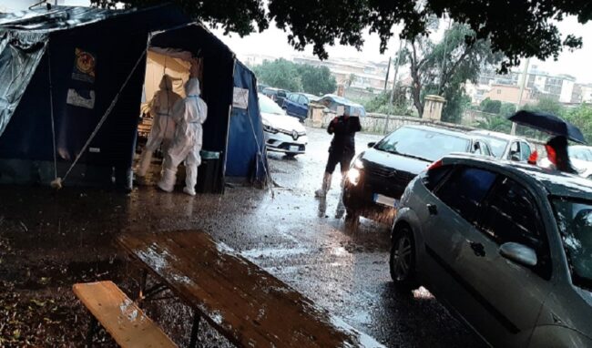 Gruppo covid al lavoro all'ex Onp anche sotto la pioggia: eseguiti centinaia di tamponi