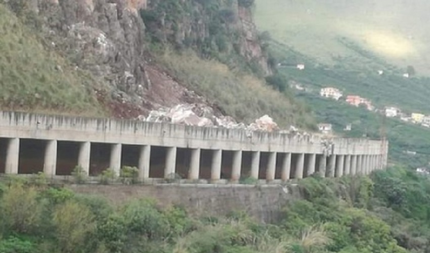 Frana sulla galleria della Sp 38 per Belmonte Mezzagno: strada chiusa