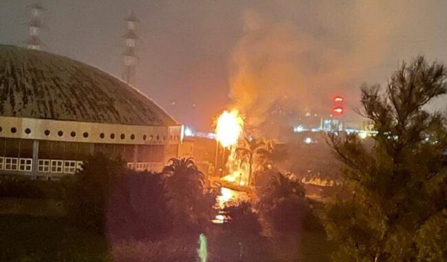 Fulmine cade davanti il Palaenichem a Priolo: un albero prende fuoco