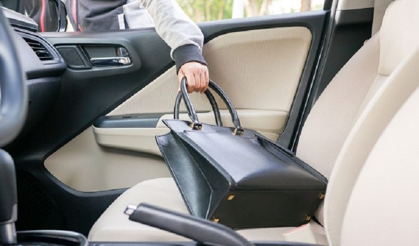 Ruba dal finestrino di un'auto la borsa di una donna: denunciato 38enne