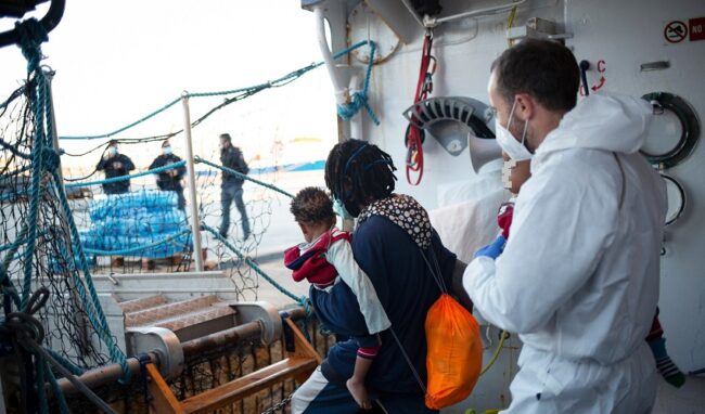 Tutti negativi i migranti a bordo della Sea Watch 4 nel porto di Augusta