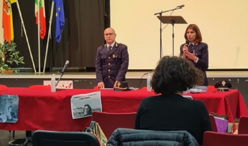 Progetto "Questo non è amore": la Polizia incontra gli studenti dell'Insolera e dell'Archia