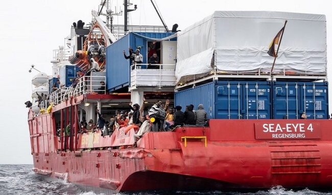 Nave Sea Eye con 800 persone a bordo arriva a Trapani