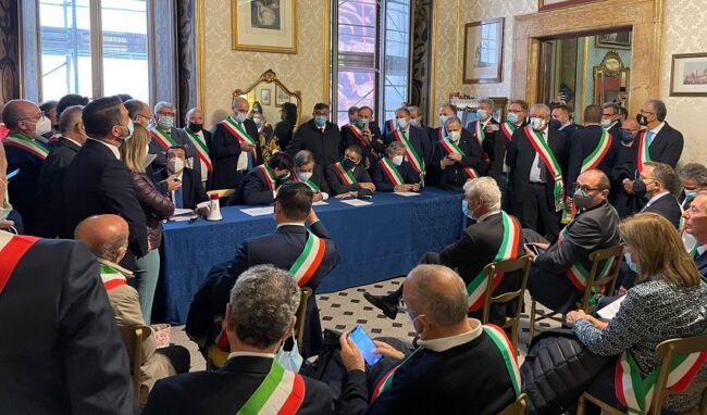 Crisi dei Comuni siciliani, i sindaci chiedono di incontrare i prefetti