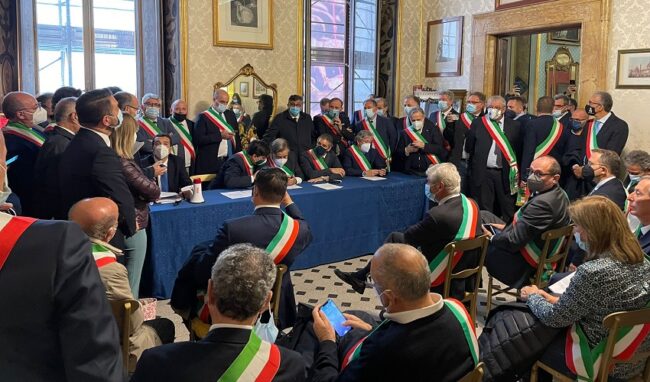 Crisi dei Comuni siciliani, i sindaci chiedono di incontrare i prefetti