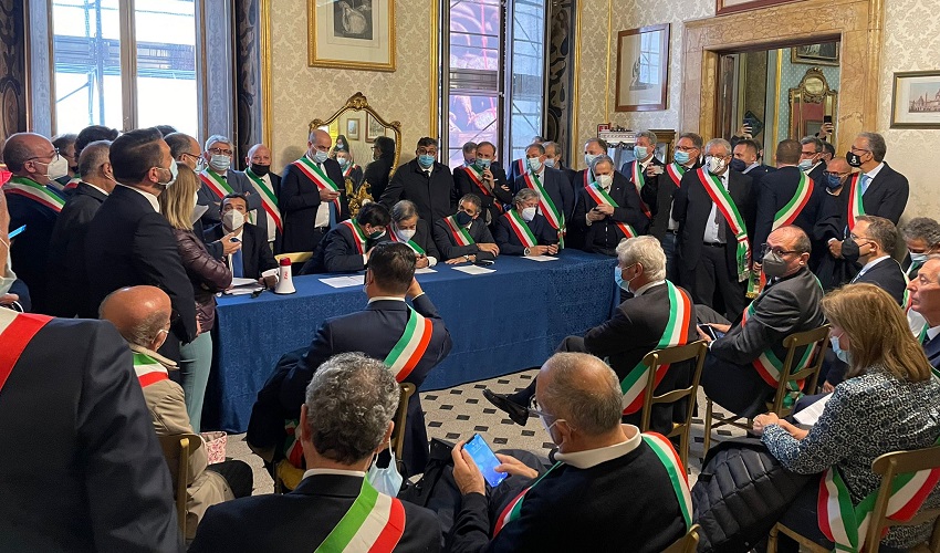 Crisi dei Comuni siciliani, i sindaci chiedono di incontrare i prefetti