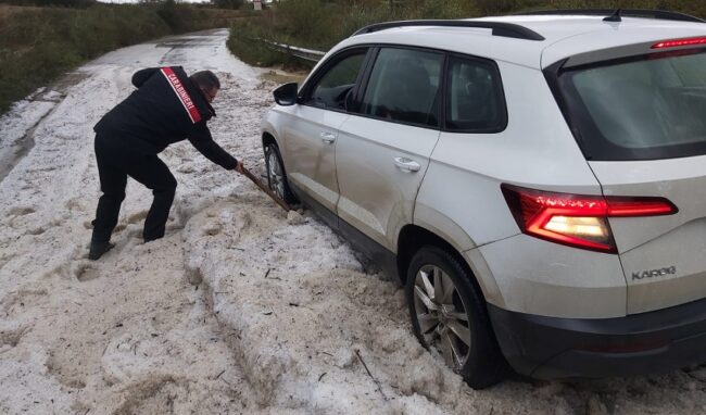 Fango e grandine sulle strade montane del Siracusano: automobilisti soccorsi dai Carabinieri