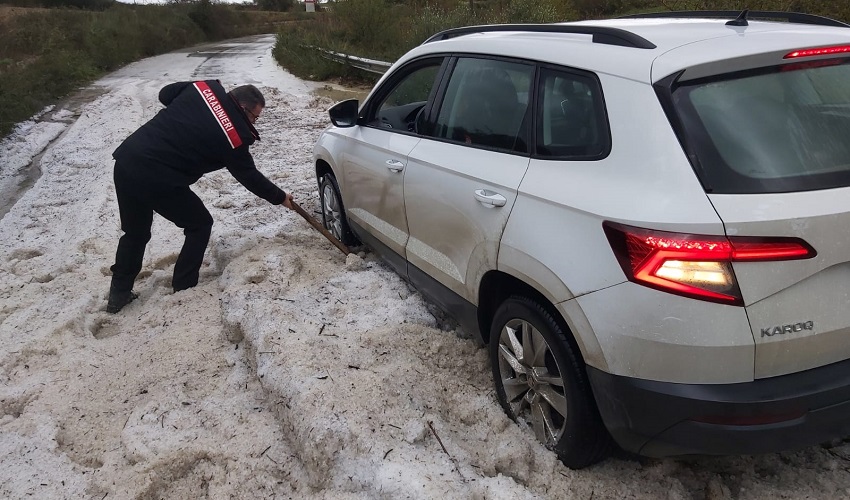 Fango e grandine sulle strade montane del Siracusano: automobilisti soccorsi dai Carabinieri